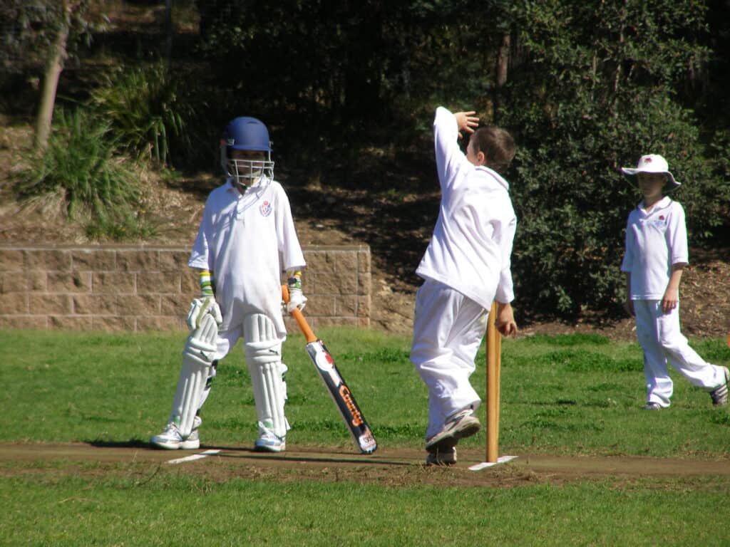 Darcy-bowling-Vs-Kissing-Point-@-James-Henty-15th-september-2007