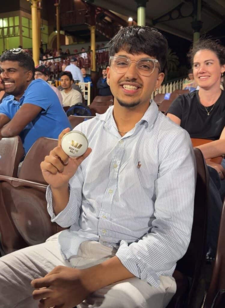 B2 - Meet Vyas - SCG - BBL crowd catch off Jack Edwards with ball - 17122025