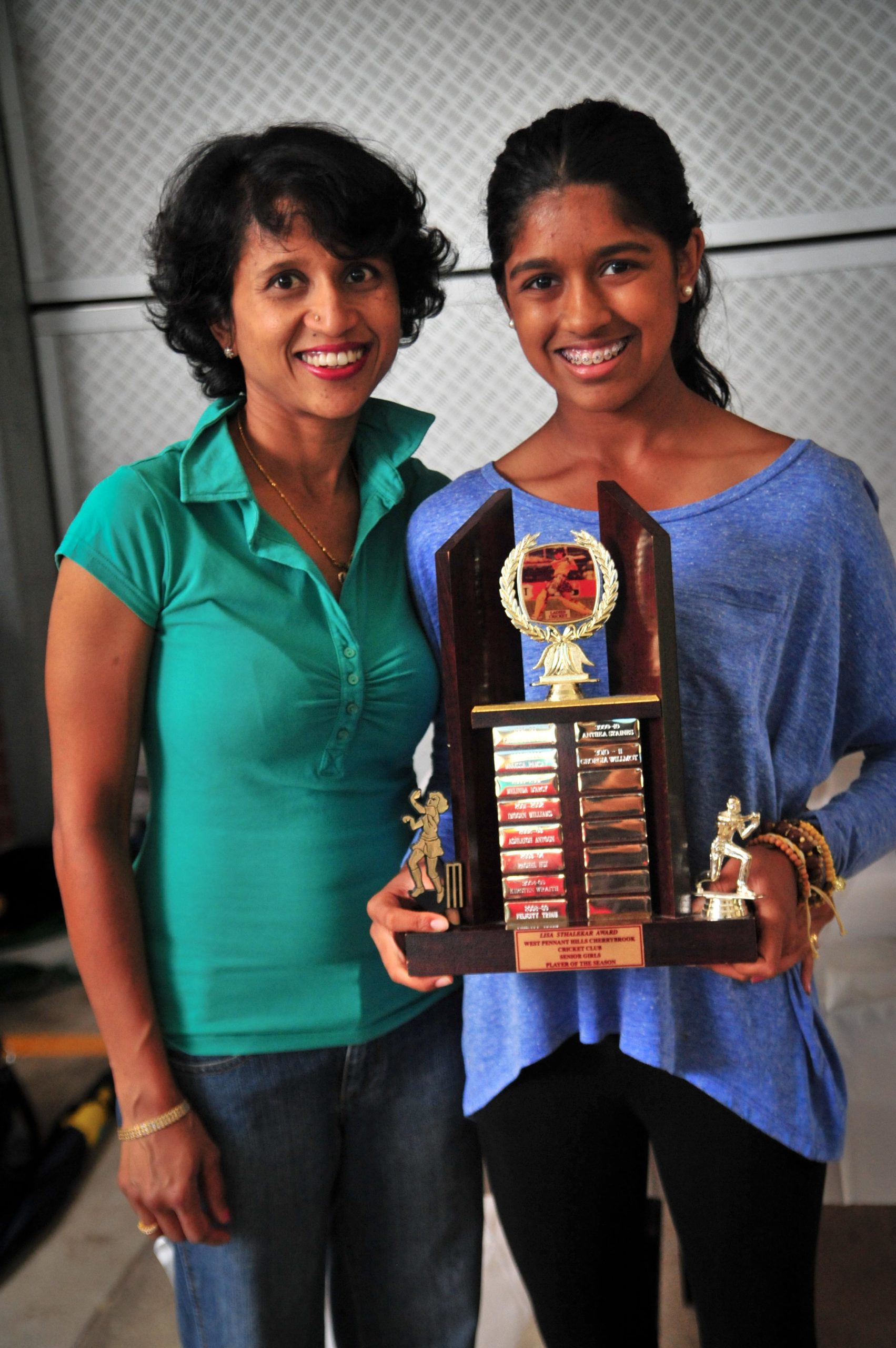 Vijay Ratnam winning the Lisa Sthalekar Trophy (Senior Girls Player of the Year) - Juniors Presentation @ Oakhill Drive Public School - 17 March 2012.